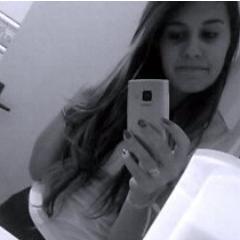 Maluca,insegura,amiga,baguncera,disastrada,orgulhosa,bibolar e muitoo ciumenta. Minha meta é ser feliz e não perfeita.