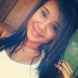 Chata e irritante :)) *-* apaixonada por tudo que tenha zumbi *-*... :*