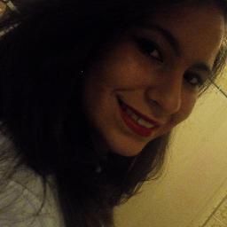 13 anos, sp, amo ler, adora cozinhar, chata, feia, adora música boa, corintiana, ama inglês e é isso. Se quiser saber mais follow me