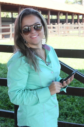Assessora de Comunicação, apaixonada por musica, curiosa, extrovertida, ansiosa, observadora, falante e inquieta !!!