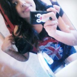Sou aqela q ama #Rock, aqela q vive con fone no ouvido.; aqela  adora fazer novas amizads e aqela qe ama ama #Evanescence & #A.A   Qer saber mais ?Segue-ai.