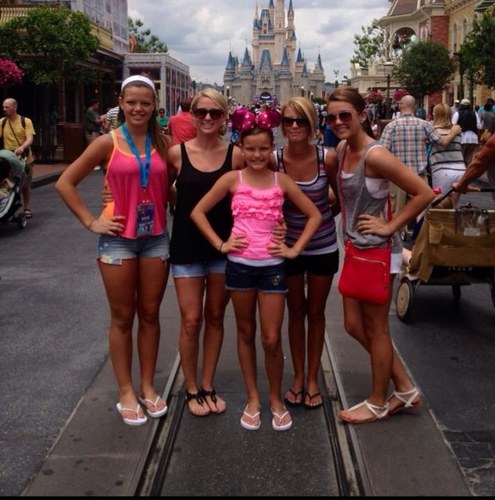 ezzelllaurie's profile picture. 