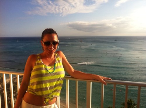 Independent, outgoing, good energy, love to be w/my friends and family, and making money!