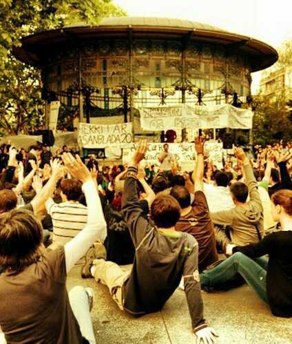 Plaza baten inguruan lan egiteko batzen diren pertsonak gara. Somos personas que, a nivel individual, nos reunimos para hablar y trabajar en una plaza.