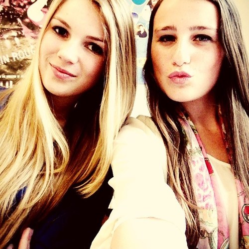 Dance like nobody is watching

beste vriendinnetje; @_laaaurax