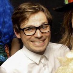 Composer/Songwriter/Multi instrumentalist - 70% stale water, 30% awkward body language - Founder of Klak Tik and Urmutter https://t.co/xTM7mtsfPO