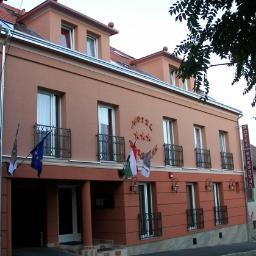 Szállónk Pécs szívében várja Önt és kedves családját, karnyújtásnyira a látnivalóktól és a szórakozási lehetőségektől.