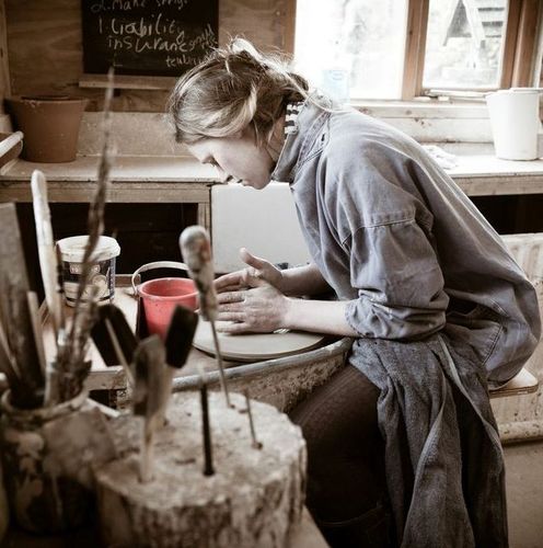 A small pottery studio in the heart of rural Wiltshire, running  informative recreational workshops and producing beautiful, hand-crafted ceramics.