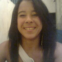 eu sou uma pessoa muito simpática, que me dou bém com todo mundo, não tenho inimigos,amo minha familia,não sei muito da vida, sou igenua pq não sei ver maldade