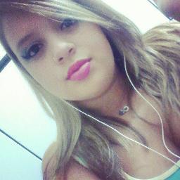 A menina que aos poucos foi trocando barbie por MAQUIAGEM,trocando seu mundo de sonhos pelo da REALIDADE.Hoje sua vida segue em frente,o passado não importa..:)