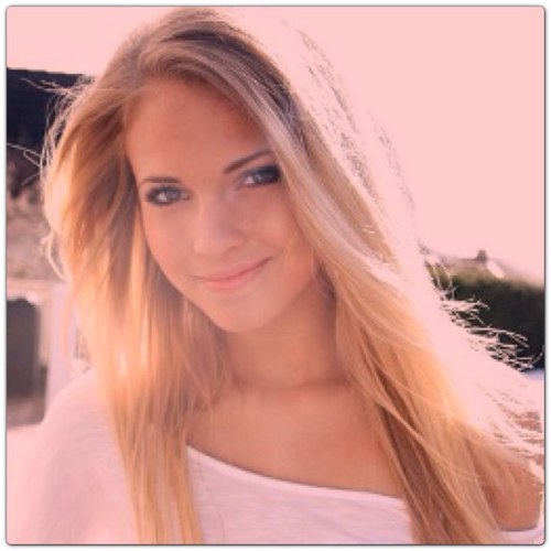 Blond haar ∞ blauwe ogen ∞ 16 jaar ∞ mavo ∞ 4de klas ∞ ik hou van al mijn vrienden ∞ fuck nep vrienden