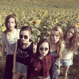 Vocal: @MISSNUNY.
Guitarra solo: @zakigiulia
Segunda voz e guitarra: @palmito_mm
Baixo: @areyoumetall
Batera: @lilianzaki
