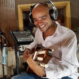 Cantor, compositor e Agente de Cultura no Colégio Márista. Instagram: @venturamusical