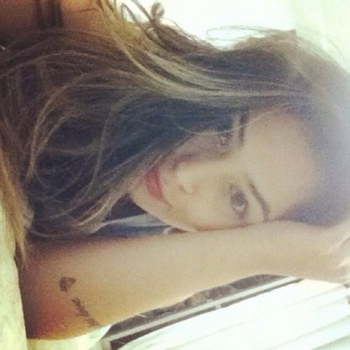 Apenas afaste! Precisa de quem nos agrega! Não somos maiores e nem melhores, apenas não precisamos de certos seres. 
Twitter official, atriz e modelo