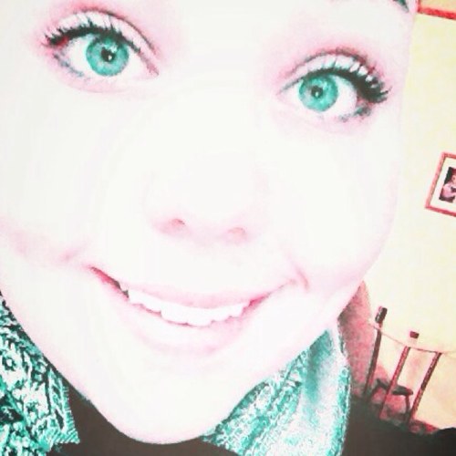 I'm 17 years old.
Single.
&
Outgoing.