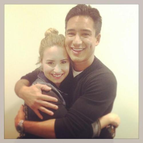 I'm a 14 year old girl, and i'm fan of Demi Lovato. I am a lovatic. She's my inspartion and i made this twitter account to follow her news. I hope you like it.♥
