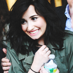 Deixe seu sorriso mudar o mundo, mas não deixe o mundo mudar seu sorriso.
- Demi Lovato
