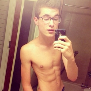 Yoooo I'm Kian and stuff ✌piece✌