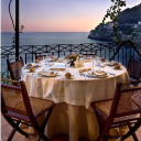 Arroccato sugli scogli amalfitani, Il Ristorante propone una cucina versatile e raffinata che abbina alla tradizione mediterranea i sapori tipici della Costa.