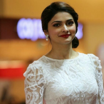 أخبِيء لَک عِناق سَ يجعل شفَتيک تُردد ، أحِبک بِلا شعُور ..