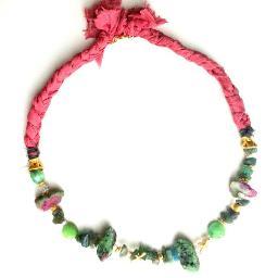 Tesoros diminutos para viajar en el tiempo. Joyas hechas a mano en España con piedras semipreciosas y orfebrería tradicional hecha siguiendo métodos antiguos.