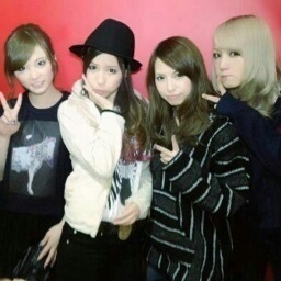 SCANDAL大好き(((o(*ﾟ▽ﾟ*)o))
SCA専用垢です MANIA会員です!!
代々木、QAT大宮、ベスクリ4、バレンタインライブ、スキャまだ、ベスクリ5参戦済みです
横アリ2日目参戦しまーす
どんどん絡んでください(*^▽^*)