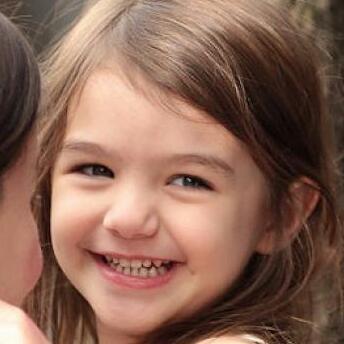 4 añitos, mis padres murieron y me quede solita hasta que Sara y Jared me adoptaron. Soy alegre y cariñosa.