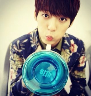 อันยอง ♥ ผม 'อี มินฮยอก' หนุ่มกายกรรม (?) จากวง BTOB ครับ ผมเต้นเก่งและเสียงดี น่ารัก น่าเลี้ยง (?) น่าเอ็นดู ลองคุยดูแล้วจะติดใจ ... ^ ^ ♥