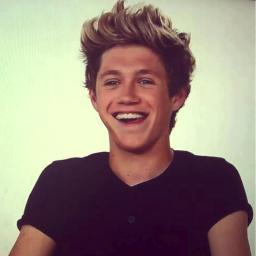 Just a teenage girl (: ღ NIALL HORAN @DakotaGoyo followed me 1/16/12 (: ILYღ #Canadian ღ One Direction