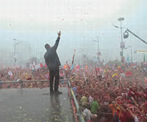 Por culpa de Chávez, soy socialista. Por culpa de Chávez, defiendo esta revolución.   
Chávez por siempre