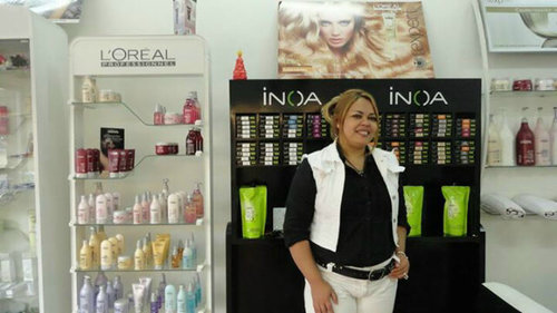 Licenciada en Administración de Marketing, Propietaria y Administradora de la Peluquería Elena Acosta Colorista Internacional.