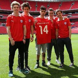 Estudió Cantante , Compositora en One Direction Music University Y SER DIRECTIONER DE 3