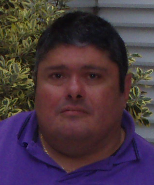 Escritor a ratos libres, becario de la Asociación de Pintores con la Boca y Pie, y optimista a tiempo completo. Autor de 