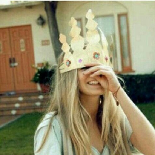 أمي .. يا منبع الآمال يا وجدي .. إليك أبث شوقي وحنيني .. يا أعظم قلب في الوجود .. لمثلك يكتب الشعر والقصيد ..