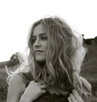 BENVENUTO NELL'ACCOUNT UFFICIALE DEI FANS ITALIANI DELLA STREPITOSA CANTANTE @JoyValencia PER CONOSCERLA MEGLIO VISITA -- http://t.co/i7aQVr9dNr