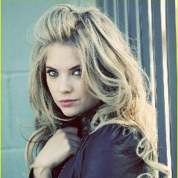 15. Slytherin. Única hija de Gabrielle Delacour, de padre desconocido. Medio veela por parte de abuela, adoro a mis primos. Me encanta lo peligroso.