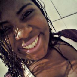 ''Para algumas pessoas eu não mostro nem metade do que realmente sou. Não por medo, mas por não valer a pena mesmo.'' @vitoriasmarins
