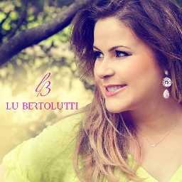 Cantora e Apresentadora. Singer and presenter. Contato: (11) 3868-2728.