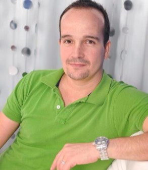 Soy de las personas que saben valorar y amar con el corazón, valorar por lo que eres y NO por lo que tienes. Soñador, trabajador y apasionado. Ese soy yo....