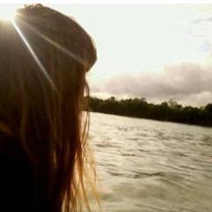 Soy un alma desnuda en estos versos, 
Alma desnuda que angustiada y sola
 Va dejando sus pétalos dispersos. 
 Alfonsina Storni