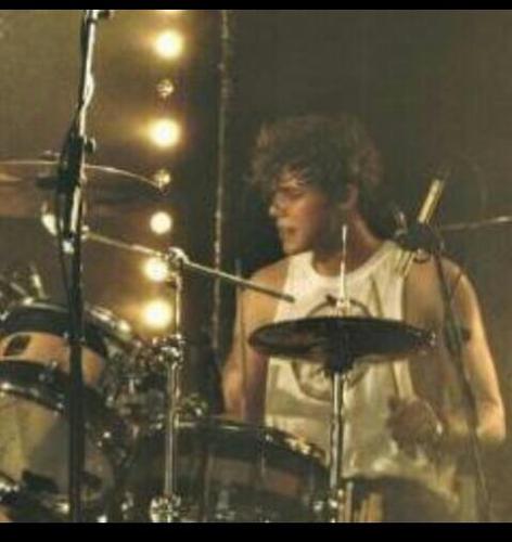 We love our fan's like family. YOU make our dreams come true . Drummer & singer from 5 seconds of summer. http://t.co/UCupIBBkvW… Instagram ashtonirwin . #5SOS