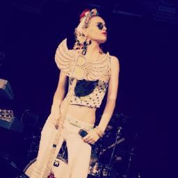 Soy mujer , Fan de Belinda pop & aquí les subiré día a día las fotos de los #LooksDeBely :3 . @belindapop me sigue desde el 9 de noviembre :D