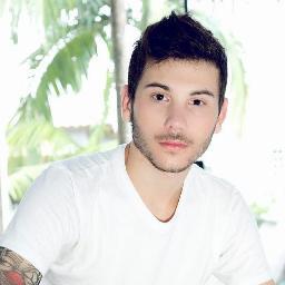 Cada um Neste Mundo Possui Rótulos que  colocam em Você,depende de Você me Julgar por esse Rotulo.Ou me conhecer Pelo que A vida permite que eu Seja. Paz e Bem.