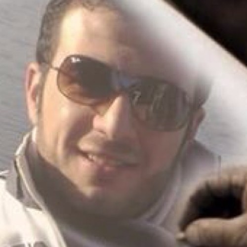 اعيش يومي بلا مقدمات احببت السعاده في عيون الاخرين احب الجمال والفن والصقافه احببت من حياتي ان اكون سعيدا