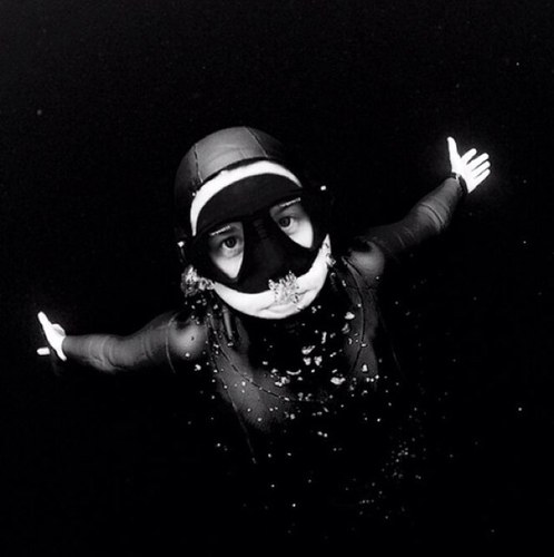 Instructora Internacional Apnea Academy y Licenciada en Ciencias del Mar, apasionada de las profundidades y fotografía submarina.
