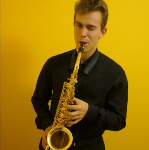 Maestro de Educación Músical. Conservatorio de Saxofón. Músico de AMSIC. Fiñana (Almería)
