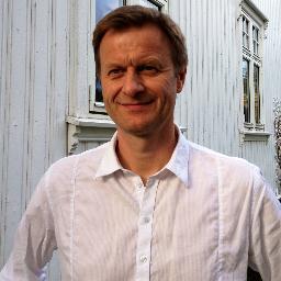 Lærer i videregående skole. Opptatt av norsk og internasjonal politikk + Historie.