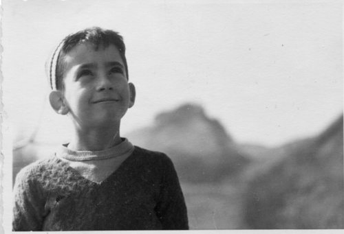 Padre, figlio, marito, nonno. Medico amante della pesca. Nella foto iniziavo. A pescare.
