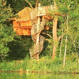 Suivez nos cabanes perchées dans les arbres et flottantes au milieux des grands lacs : un luxe authentique, insolite et eco friendly!