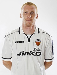 ¿Varane? ¿Quien es ese? / Central tosco y con carácter. Francés pero con sangre valenciana. Valencia CF.
FAKE